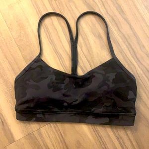 Lululemon Flow Y Bra (Size 6, Black Camo)